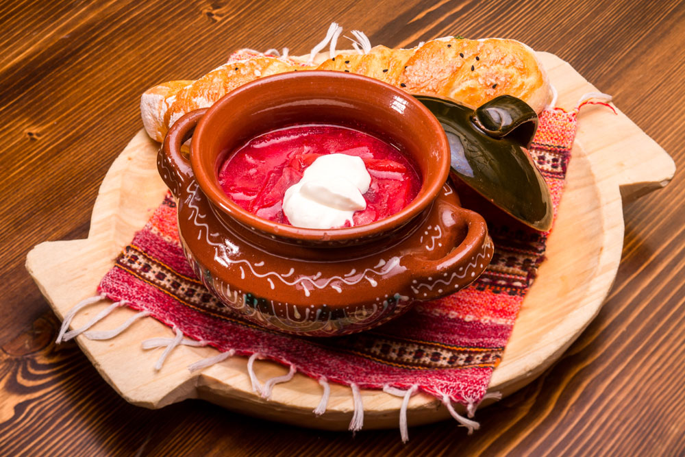 Foto della zuppa barszcz czerwony in un piatto decorato